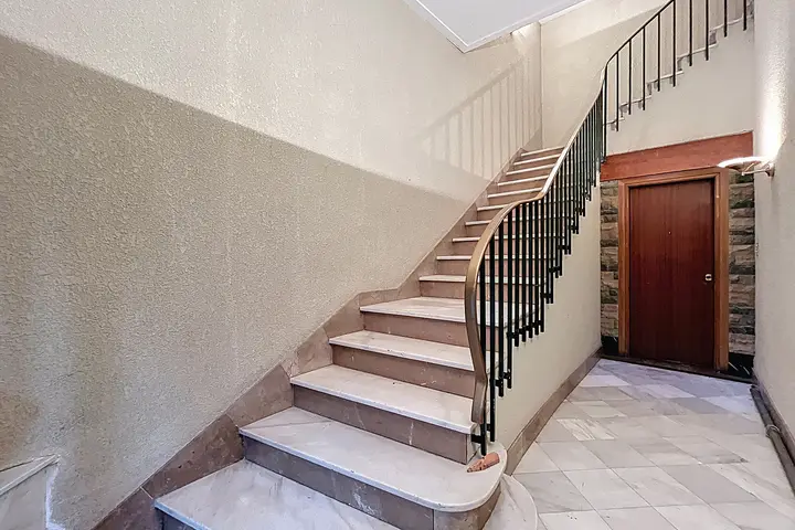 Building with 5 bedrooms in Sant Julià de Lòria, photo 2 of 38